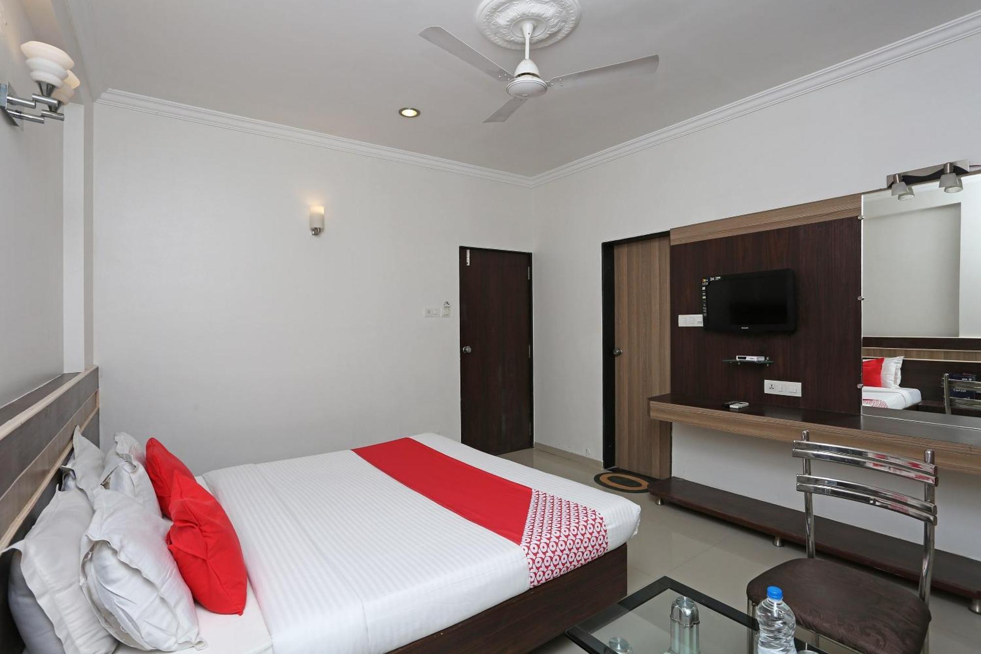 SPOT ON 10418 Hotel Sai Pancham Shirdi Bagian luar foto